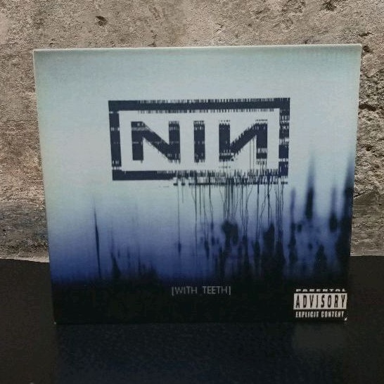 แผ่น CD musik Nine Inch Nails พร้อมกระดุมโลหะ นําเข้าจากอเมริกา