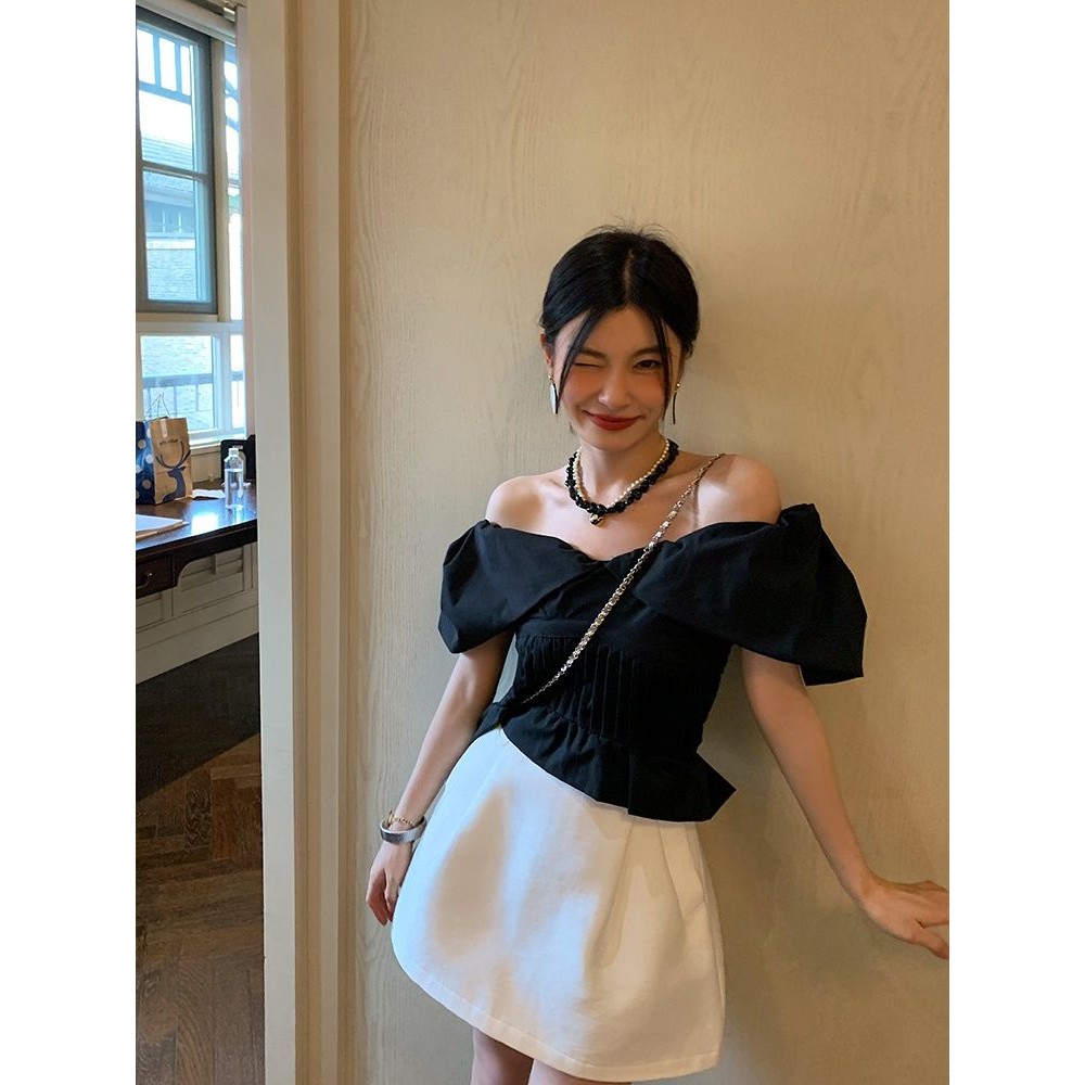 KEMEJA Verve ตู้เสื้อผ้าสีดําไหล่เดียวด้านบนฤดูร้อนดีไซน์ใหม่กระโปรงสั้นกระโปรงสีขาว