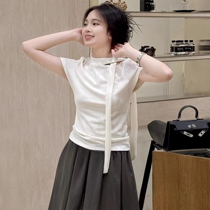 Verve เสื้อยืดแขนสั้นสีขาวปิดไหล่ตู้เสื้อผ้าสําหรับผู้หญิงการออกแบบฤดูร้อน 2025