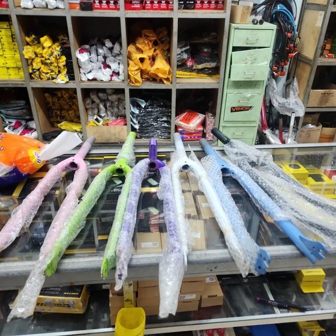 Fork fixie 700 c 26 jengkie ท้องถิ่นสีสันสดใส 700 c forek fixie Fork FIXIE มาตรฐานเกลียว