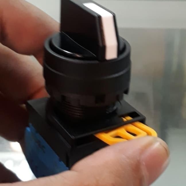 สวิตช์ควบคุมตัวเลือก idec YW-E10 3 ตําแหน่ง 2NO