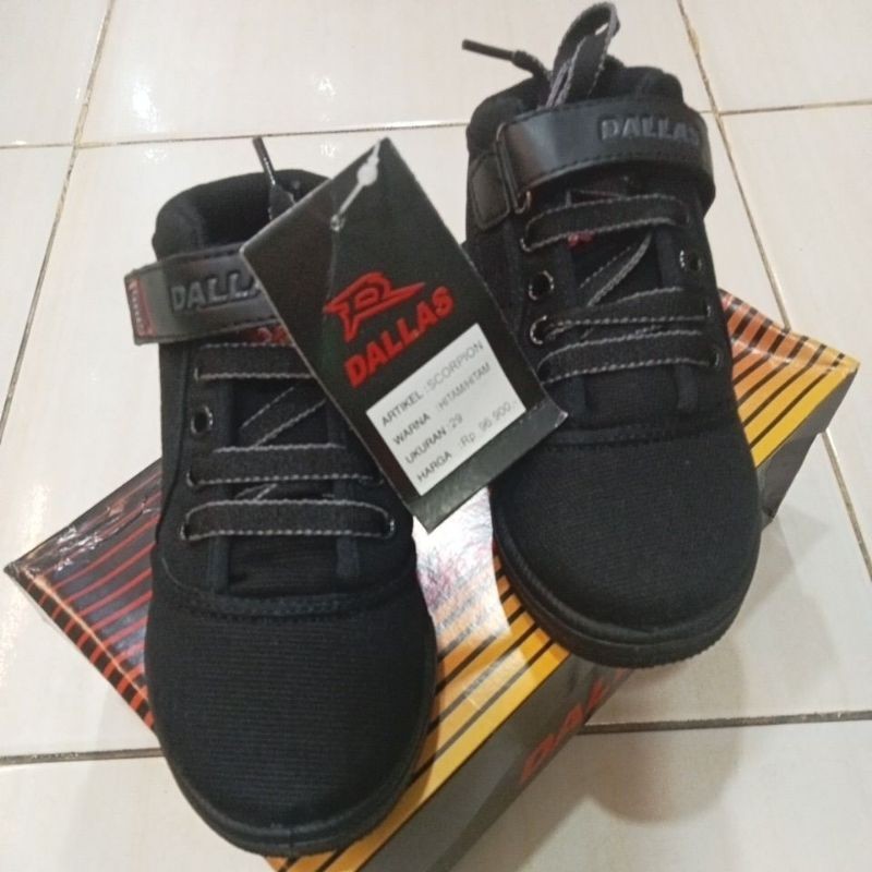 จัดส่งฟรีสําหรับรองเท้านักเรียน Dallas