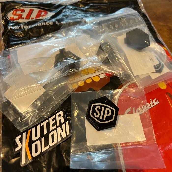 SIP Hexagonal Emblem Tie Horn cover Original Vespa ET4 LX GTS - สีดํา Original