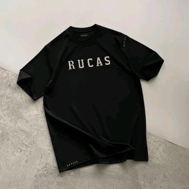 Rucas The Initial Hand Stitch Black Tee เสื้อยืด Rucas Distro เสื้อยืดสําหรับผู้ชายและผู้หญิง