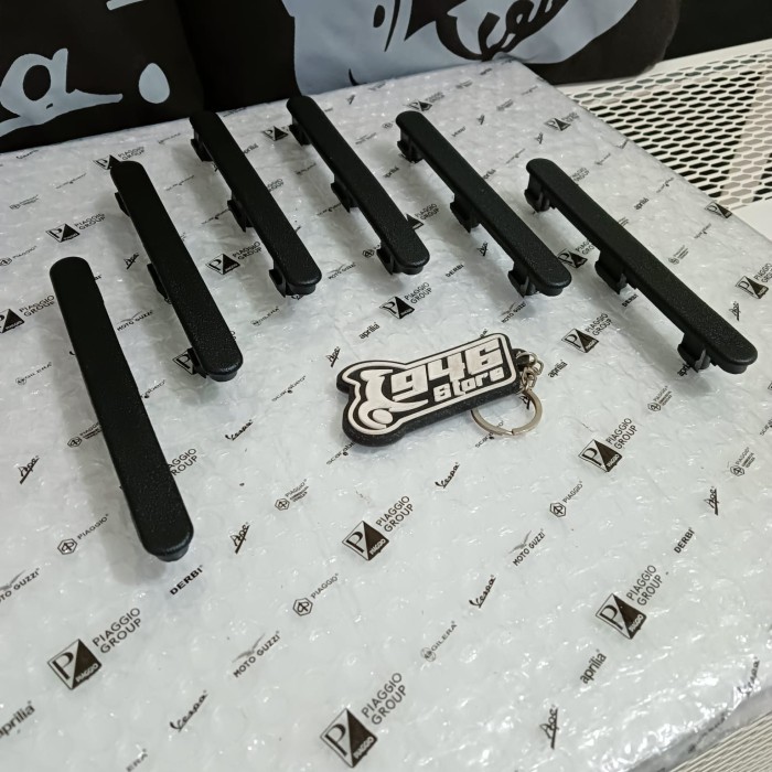 Original Vespa S 125 150 2V / 3V Front Glovebox Deck Rubber