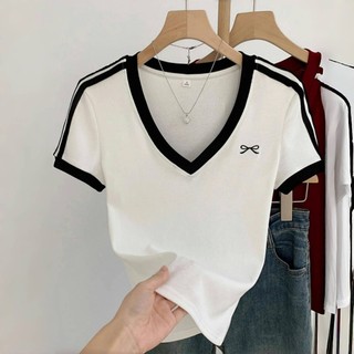 T-shirt lengan pendek putih bordir garis-garis V-neck