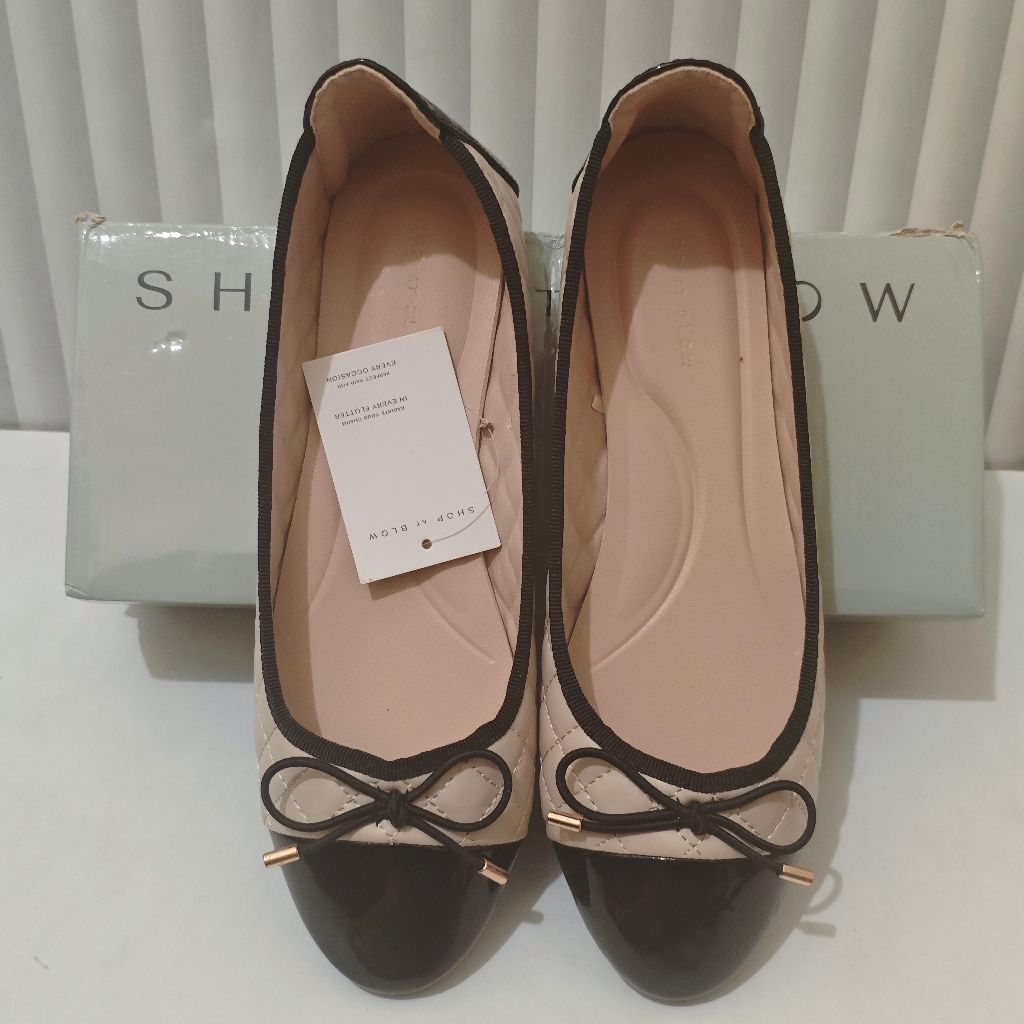 ShopatBlow Edna Flat Shoes สีเบจ สีดํา ไซส์ 41