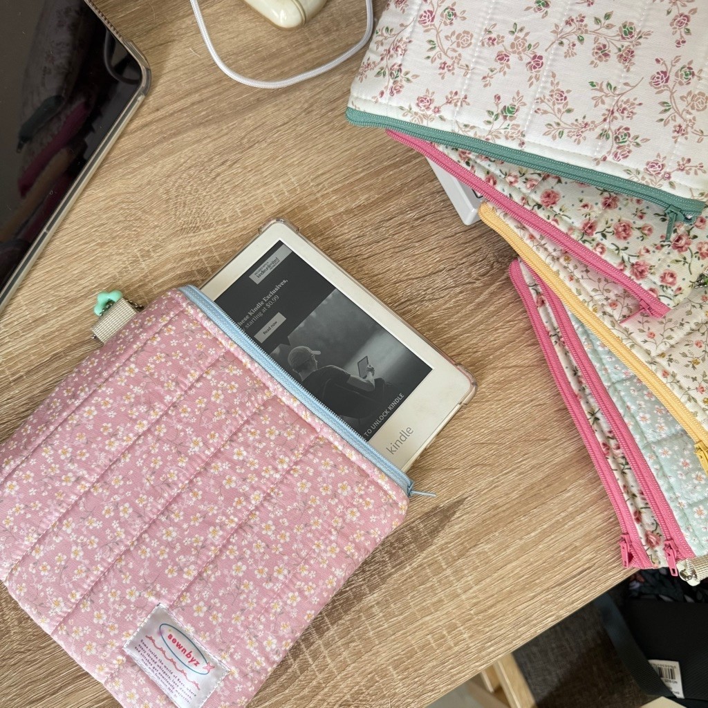 กระเป๋า Kindle (E-Reader) คล้องดอกไม้ || เย็บnbyz