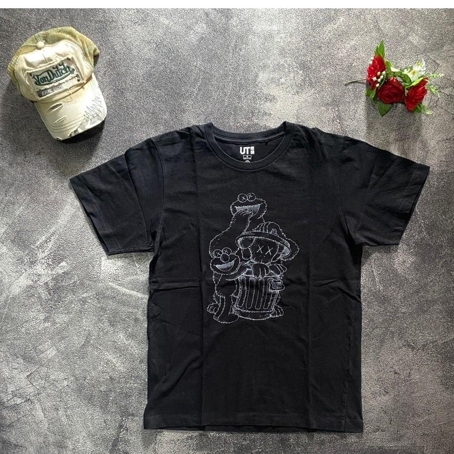 เสื้อยืด UNIQLO X KAWS SESAME STREET