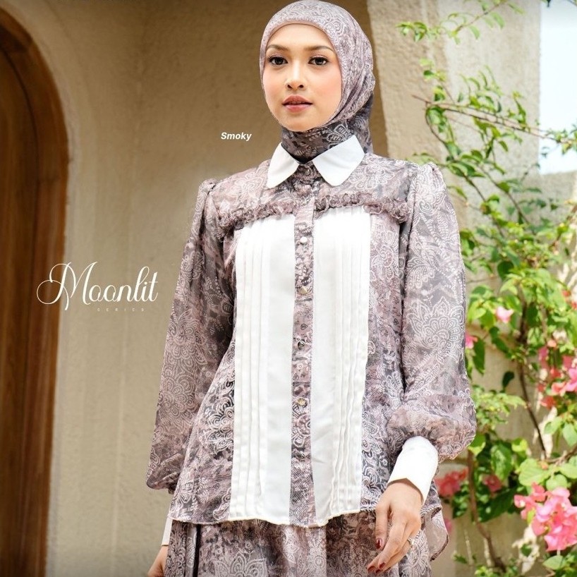 MOONLITE BLOUSE โดย ARABELLE