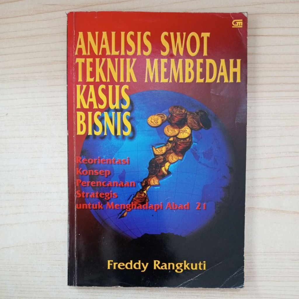 หนังสือ SWOT ANALYSIS บนเคสธุรกิจที่ผ่านการรับรองโดย FREDDY RANGKUTI