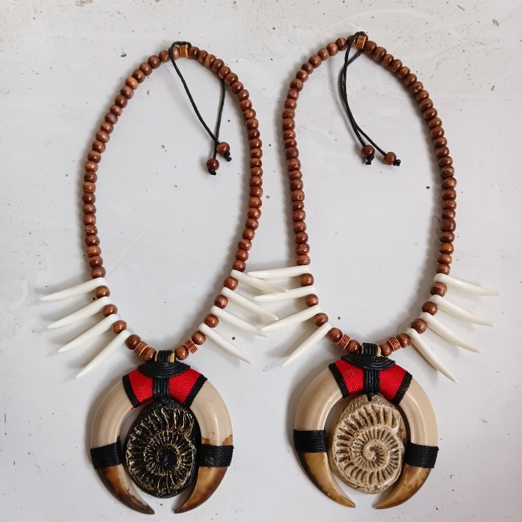 สร้อยคอ Amonite Tribal Fang ทําด้วยมือ – จี้เรซินชาติพันธุ์ที่ไม่ซ้ําใคร