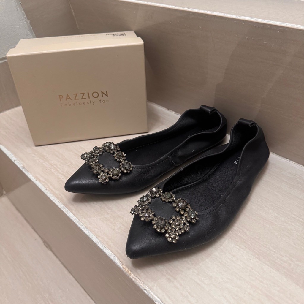 Pazzion Helene Crystal Buckle รองเท้าส้นเตี้ยพับได้ สีดํา Size 38 - Preloved