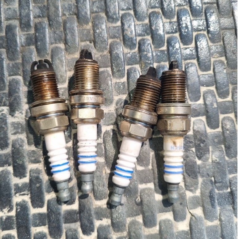 สําหรับหัวเทียน BMW E30 M40 318i มือสองเดิม 1 ชุด