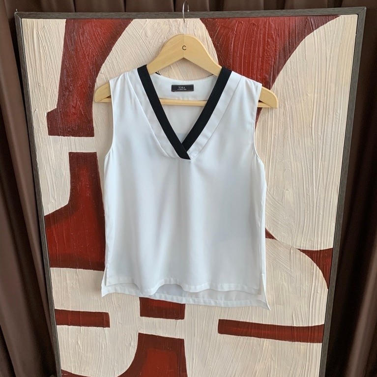 PRELOVED IORA เสื้อท็อปสีขาว (ไซส์ desc)