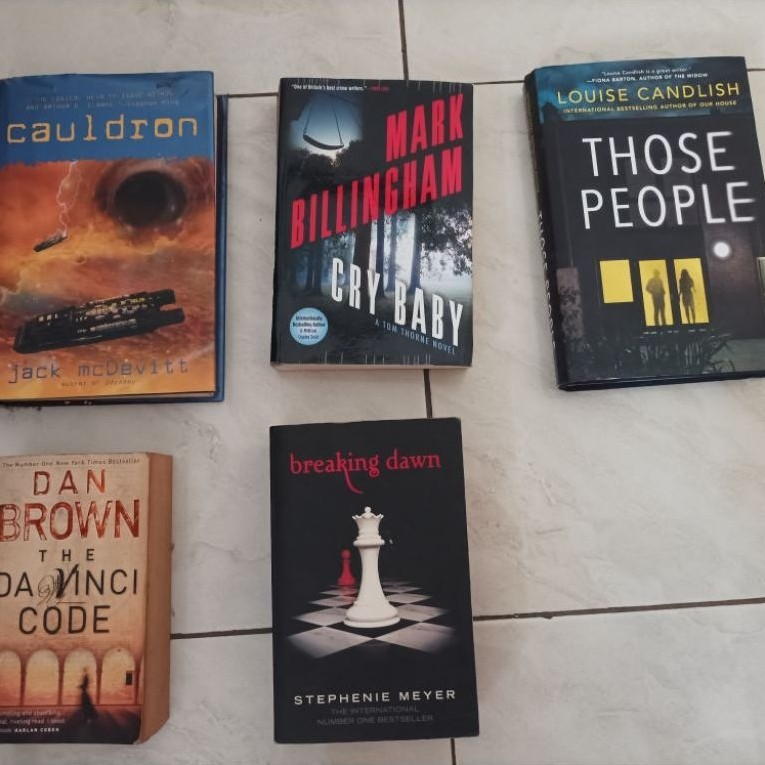 PRELOVED ENGLISH AND BROWN NOVEL