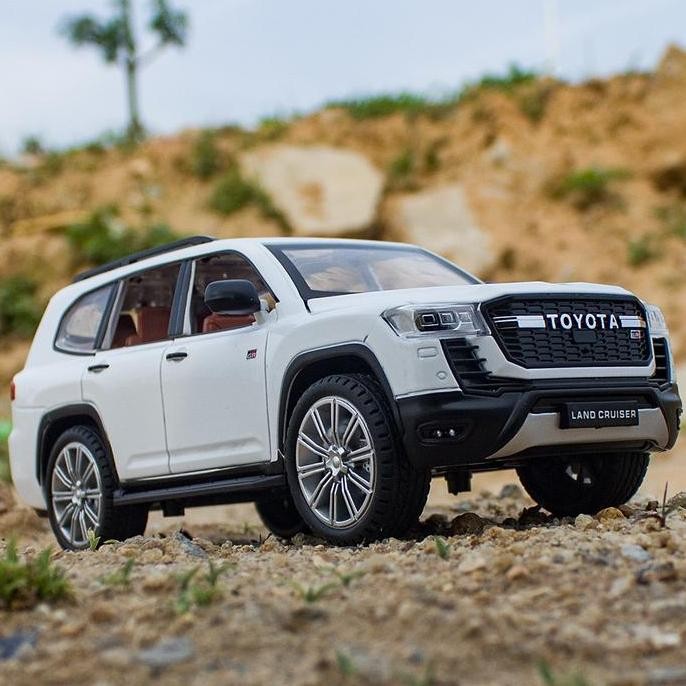 รถของเล่นDiecast Toyota Land Cruiser Lc300 Gr Scale 1:24 ไฟรถยนต์เปิดประตูได้