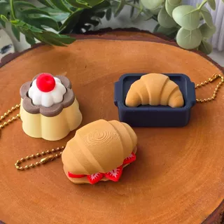 พรีเมี่ยมคาเฟ่ซีรีส์พวงกุญแจ Pastry Pudding Matcha Fidget Clicker