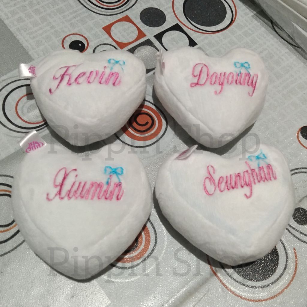 [อ่านคําอธิบายก่อนซื้อ] พวงกุญแจ Love Plush Heart White เย็บปักถักร้อยชื่อ Kevin Doyoung Seunghan Xi