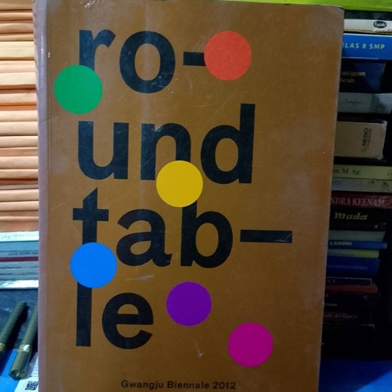 Gwangju Biennale 2012 หนังสือทรงกลมโดยศิลปะของหน้า