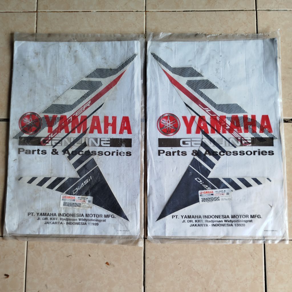Original YGP 2PV-F83B3-00 2PV-F832B3-00 ขวาซ้ายด้านนอก Wing Legshield Striping สติกเกอร์ 2PV-F832P-0