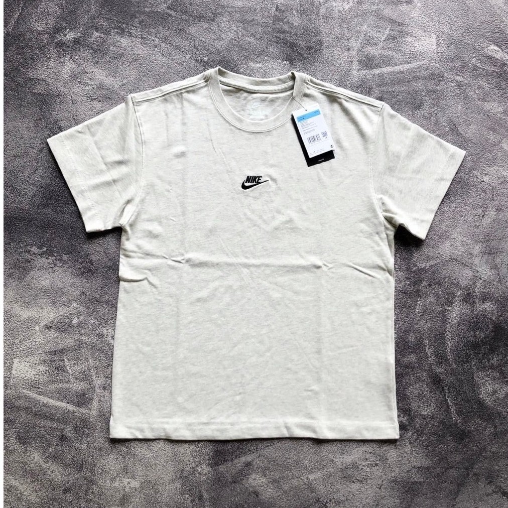 เสื้อยืด NIKE ESSENTIALS ดั้งเดิม