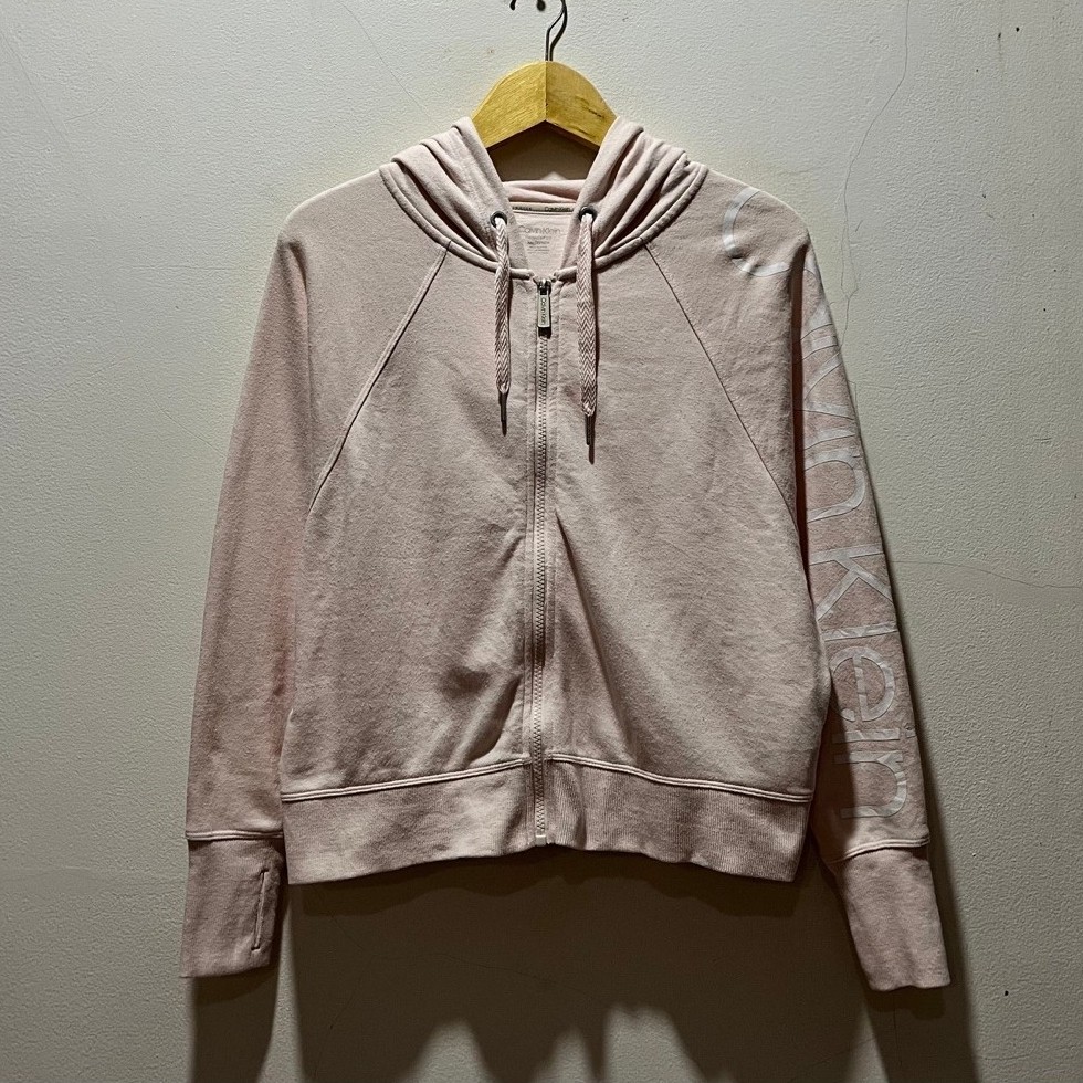 เสื้อครอปซิป CA - LV - NI - KL - EI - N - Performance Spellout Soft Pink