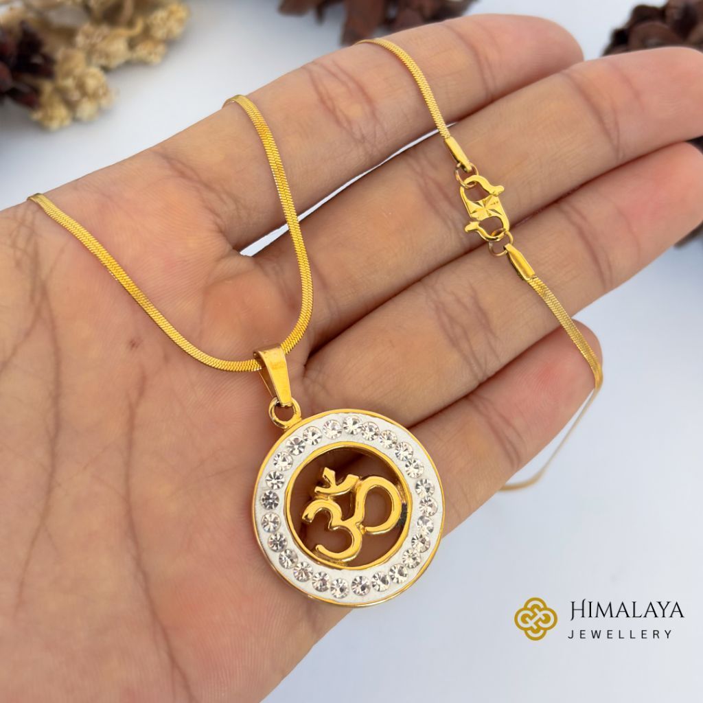 สร้อยคอแบนไทเทเนียมทนทานเป็นพิเศษดั้งเดิม Ongkara Omkara Balinese Motif รับประกันหนึ่งปี เครื่องประด