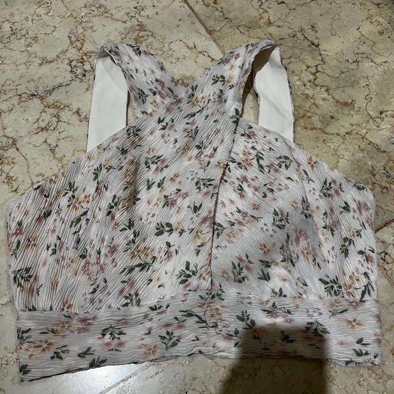Preloved Lovet เสื้อคล้องคอลายดอกไม้ (แบรนด์ sgp)