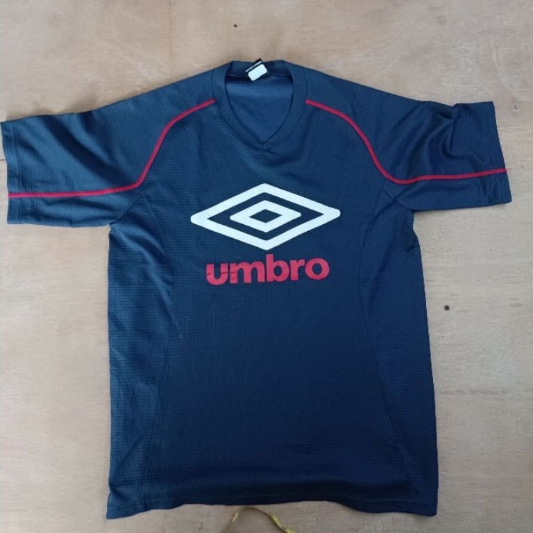 เสื้อยืด umbro ดั้งเดิม