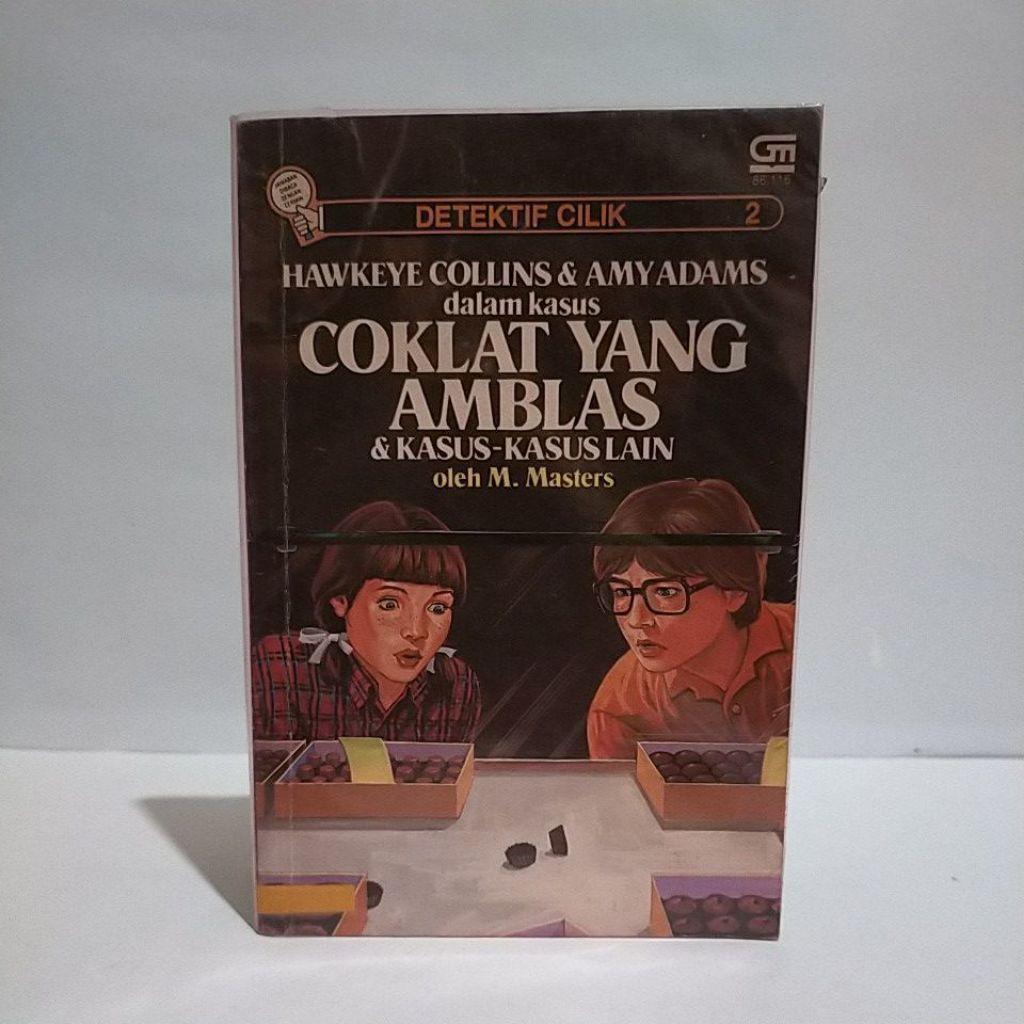 Hawkeye Collins & Amy Adams Little Detective โดย M. ปริญญาโท