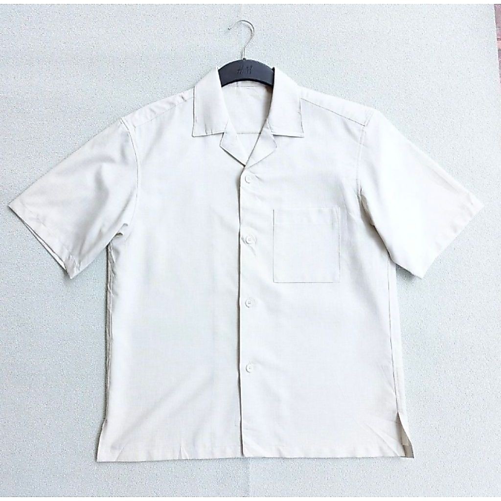 GU Uniqlo เสื้อคอปกเปิด สีกากี