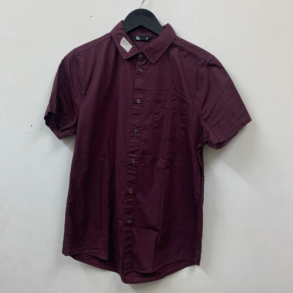 KEMEJA JAY JAYS เสื้อลายจุดเบอร์กันดี | เสื้อเชิ้ตแขนสั้นลายจุด