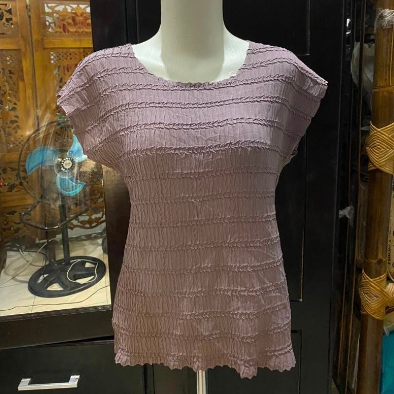 ด้านบนของผู้หญิง Taupe เสื้อยืดจีบด้านบน