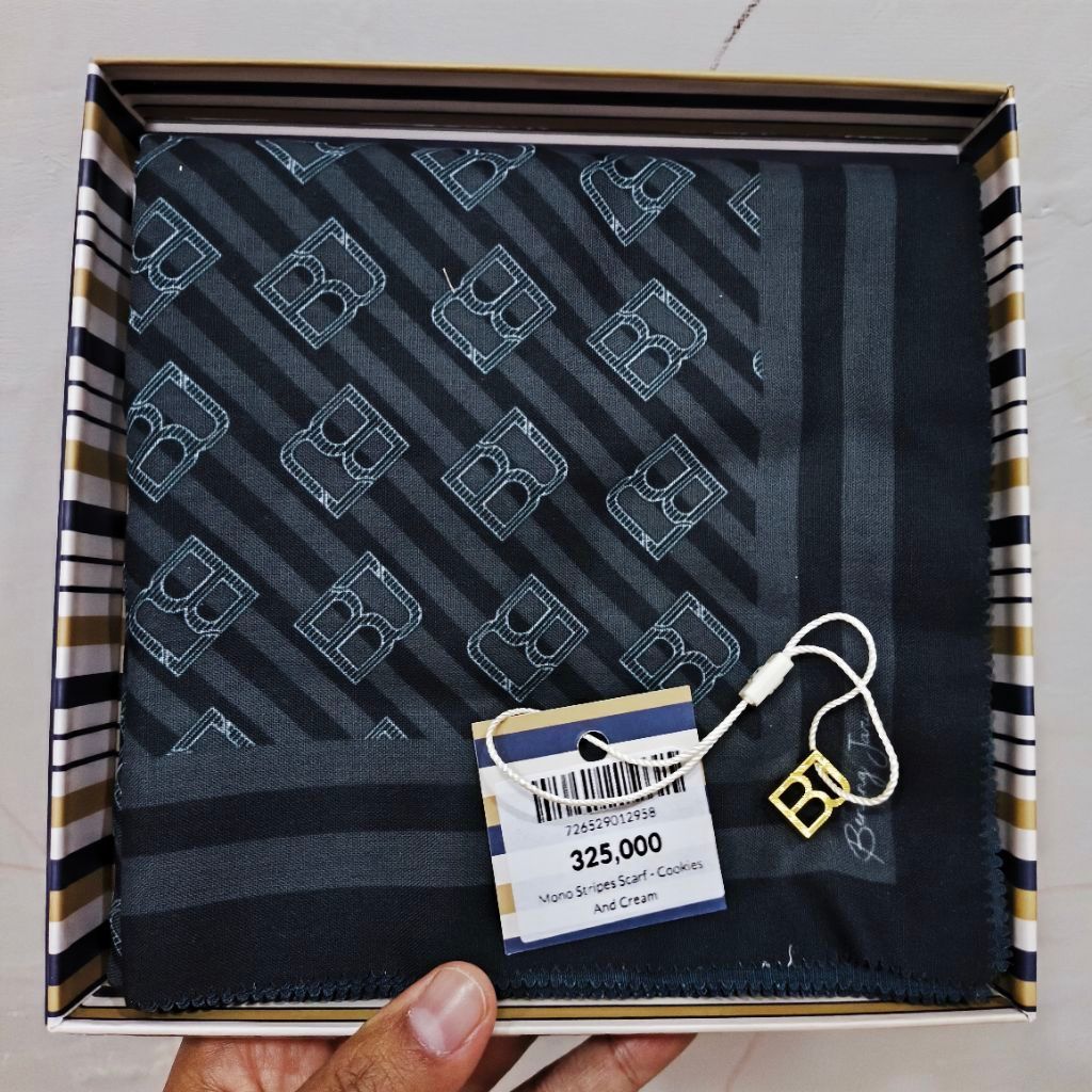 MONOGRAM SCARF NEEDLE THREAD