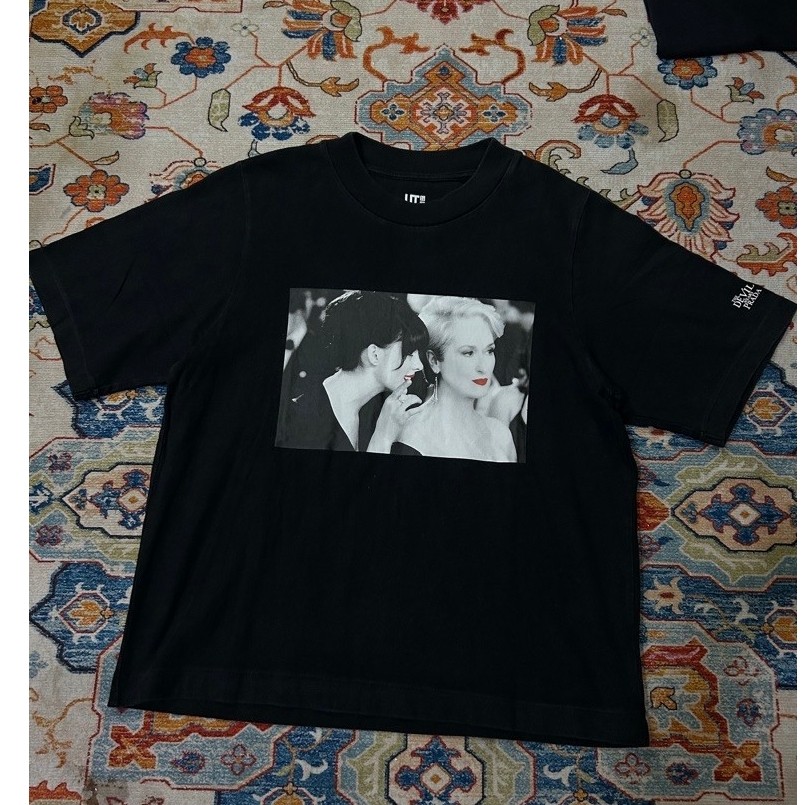 เสื้อยืด Un1ql0 x th3 d3v1l W34rs pr4d4 20th