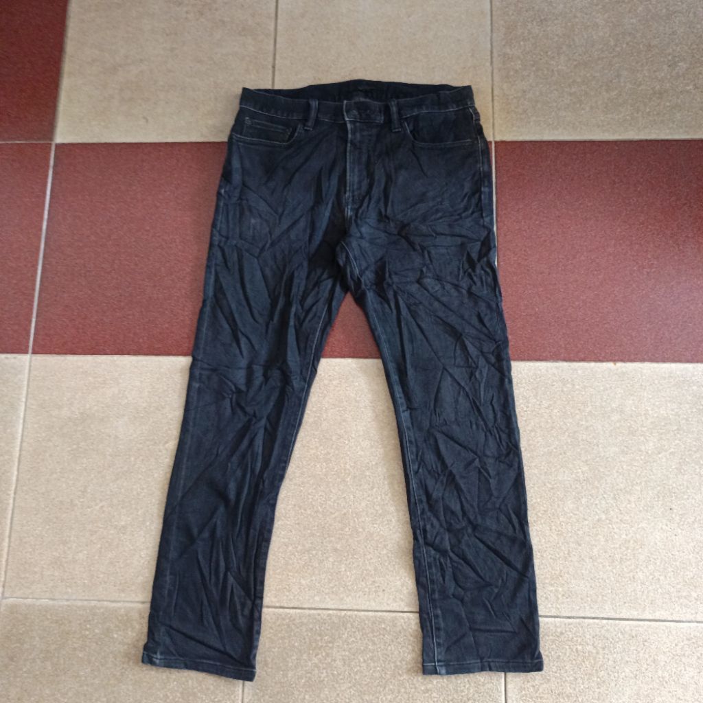 Uniqlo heattech slim กางเกงยีนส์สีดําเรียว 08