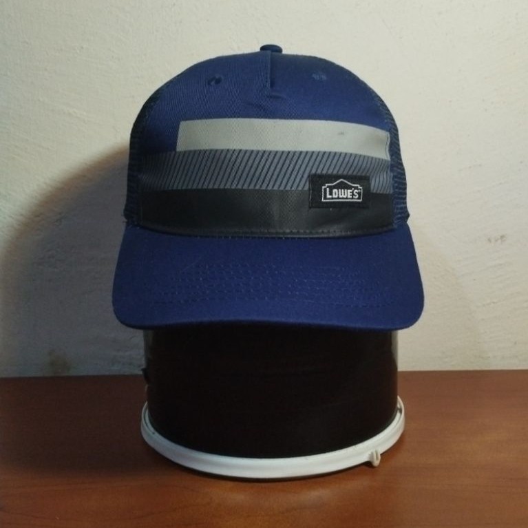 หมวก Trucker สีฟ้าของ Lowes