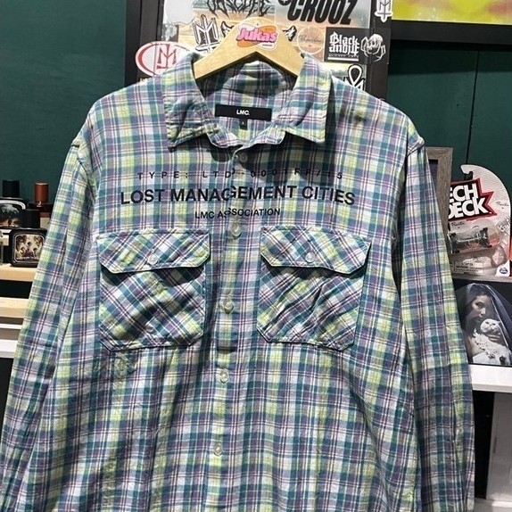 KEMEJA LMC Lost Management Cities เสื้อเชิ้ตแขนยาวลายตารางหมากรุกมีกระเป๋าด้านหน้า