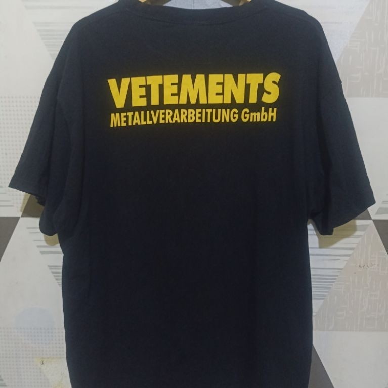 Vetements เสื้อยืดสีดํา 126x75