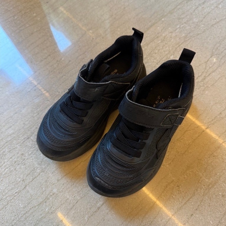 รองเท้านักเรียนเด็กผู้ชาย Skechers