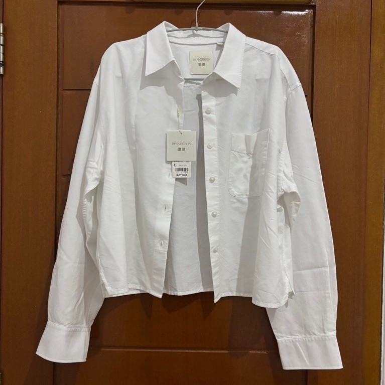 Uniqlo JWA เสื้อเชิ้ตสีขาว