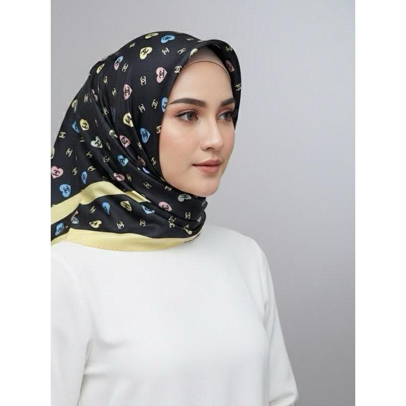 ฮิญาบทรงสี่เหลี่ยม Voile พรีเมี่ยมพร้อม Lovita Motif