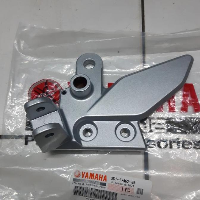 Original Yamaha Vixion Old Right Front Footstep Mount 3C1-F7462-00