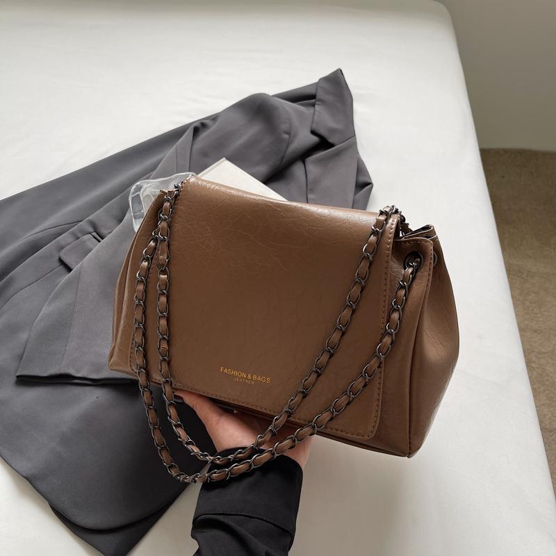 Cencollection Slingbag Fashion QQ3916 กระเป๋าสะพายข้างผู้หญิงพร้อมสายโซ่ 19x29cm สีดําสีขาวสีน้ําตาล
