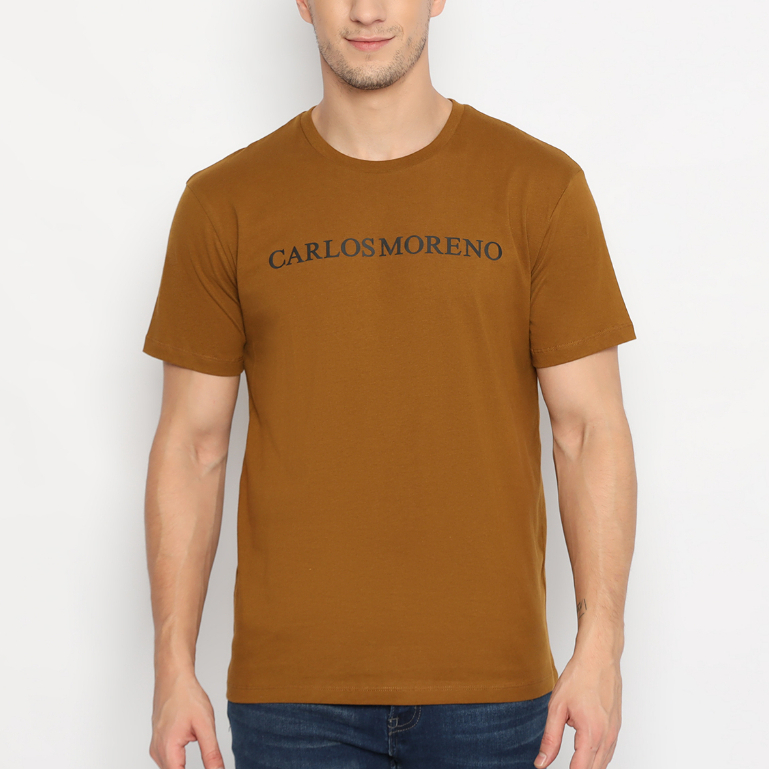 Carlos Moreno เสื้อยืดพิมพ์ลายคอลูกเรือแขนสั้นผู้ชาย Unisex KPC 194005 สีน้ําตาล