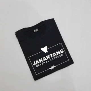 เสื้อยืด JAKARTANS NEVER SURRENDER COMBED 30S DISTRO สําหรับผู้ชาย ผู้หญิง