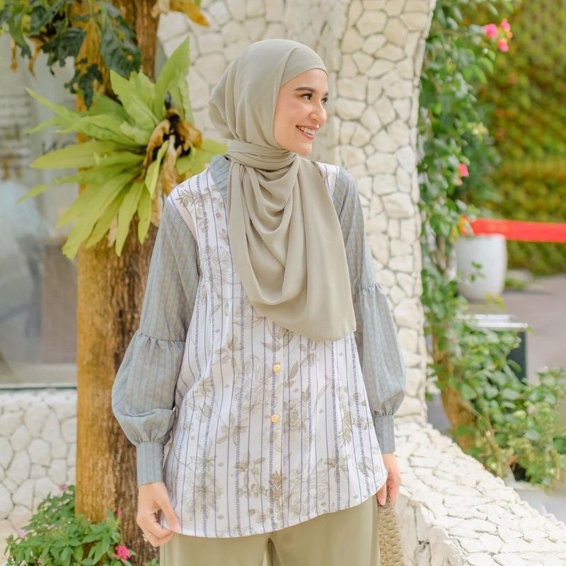 นีโอม่า บลูอุส | LYAN BLOUSE SAGE BY ZASHI | เสื้อเบลาส์ผู้หญิง