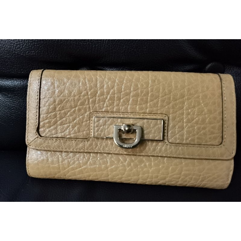 กระเป๋าสตางค์หนัง DKNY