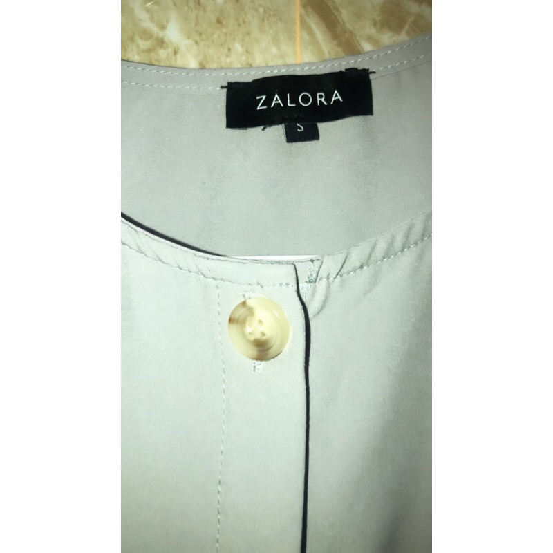 เสื้อสีเทา Zalora***